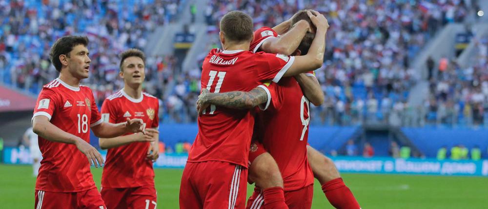 Freudiger Auftakt: Russlands Spieler bejubeln das Tor zum 2:0. 
