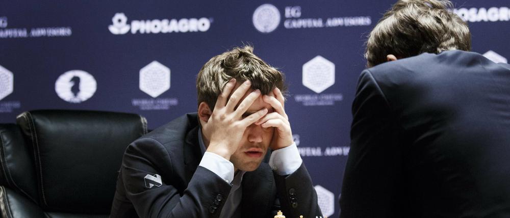 Sieht nicht gut aus. Magnus Carlsen (links) im achten Spiel.