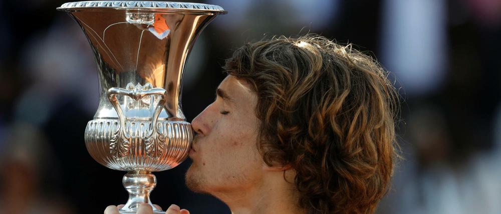 Alexander Zverev küsst die Trophäe, nachdem er im Finale der Italian Open gegen Djokovic aus Serbien gewonnen hat.