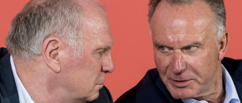 Der Präsident des Fußball-Bundesligisten FC Bayern München, Uli Hoeneß (l), und der Vorstandsvorsitzende Karl-Heinz Rummenigge haben offenbar einen neuen Sportdirektor gefunden.