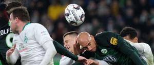 Im Nahkampf. Der VfL Wolfsburg und Werder Bremen treten mit dem Remis in der Tabelle auf der Stelle.
