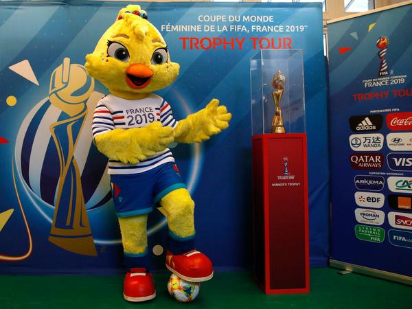 Plüschtier und Pokal. Ettie heißt das Maskottchen der Weltmeisterschaft, das den Weltpokal präsentieren darf.
