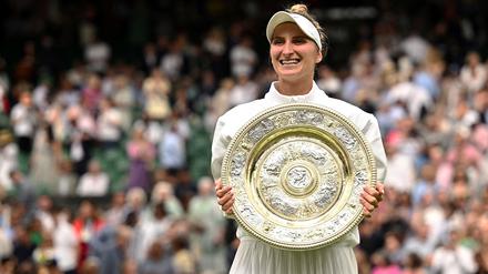 Marketa Vondrousova erhielt als erste ungesetzte Spielerin die Siegertrophäe in Wimbledon.