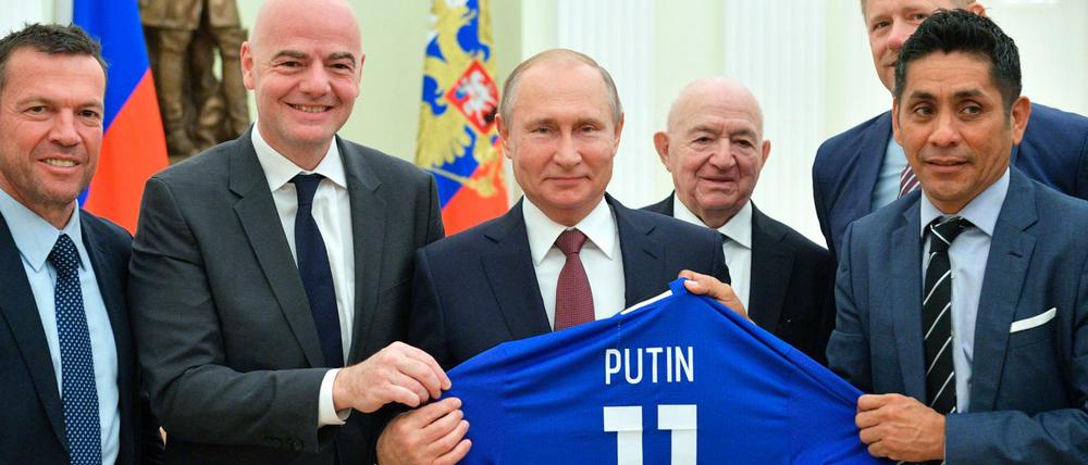 Putin zusammen mit Lothar Matthäus (l-r), Fifa-Präsident Infantino und Jorge Campos Navarrete, ehemaliger Nationalspieler von Brasilien.