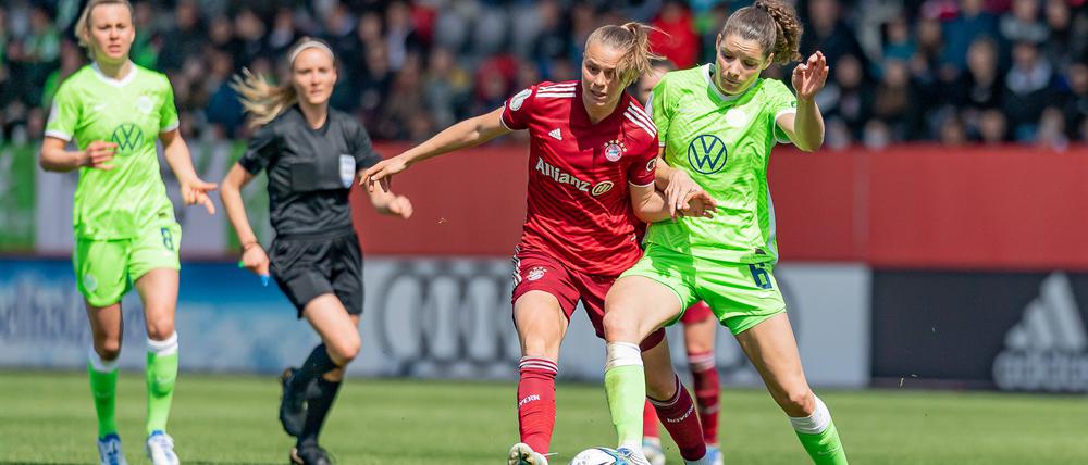 Im direkten Duell einen Schritt voraus: Wolfsburgs Dominique Janssen (re.) ist vor Klara Bühl vom FC Bayern München am Ball.