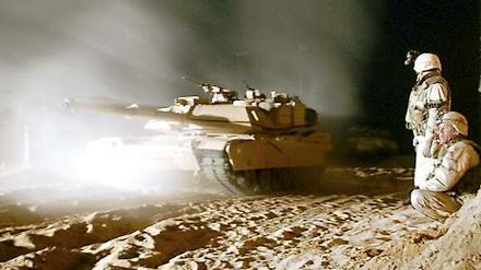 Im Einsatz: US-Soldaten mit Abrams-Panzern vom Typ M1A1 in der Wüste von Kuwait. 