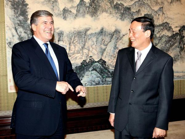 Der damalige Vorstandschef Josef Ackermann mit Chinas Vizepremier Wang Qishan im Jahr 2010.