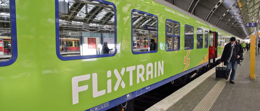 26. April 2018, Berlin-Ostbahnhof: offizieller Betriebsstart des privaten Fernzugs Flixtrain zwischen Berlin und Stuttgart. 