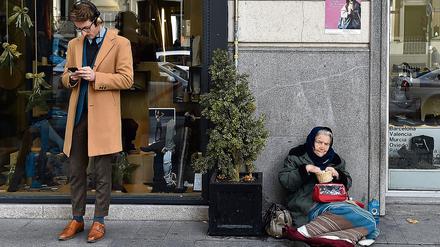 Die Ungleichheit nimmt zu. Das Bild zeigt eine Straßenszene in Madrid. Ökonomen streiten über die Gegenmittel.