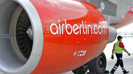 Mitarbeiter von Air Berlin sollen zukünftig auf fünf Prozent Lohn verzichten.