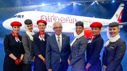 Air-Berlin-Vorstandschef Wolfgang Prock-Schauer (mitte) mit Fluggastbegleiterinnen von Etihad und Air Berlin. 
