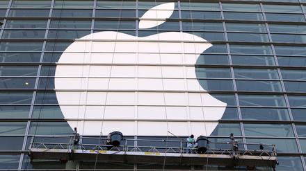 Apple-Logo an einer Glasfassade in San Francisco (Archivbild von 2016)