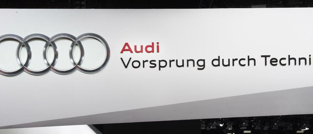 Ein Audi Logo mit dem Schriftzug "Audi - Vorsprung durch Technik". 