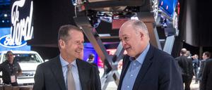 VW-Chef Herbert Diess (l) und Ford-Chef Jim Hackett (r).