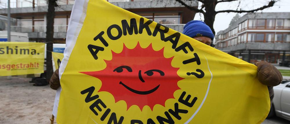 Vor dem Bundesverfassungsgericht in Karlsruhe hält ein Mann eine Anti-Atomkraft-Fahne hoch.