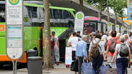 Immer mehr Reisende bevorzugen den günstigen Fernbus. Doch die Infrastruktur der Bahnhöfe wie hier in Bremen ist oft mangelhaft. 