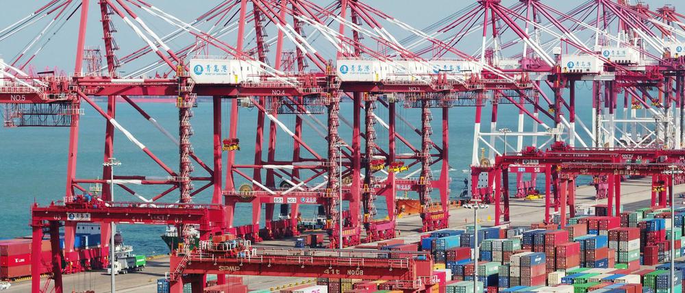 Hafen in Qingdao: Auch die schwächere Konjunktur in China belastet die Wirtschaft in der Eurozone.
