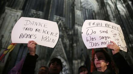 Frauen demonstrieren am Dienstagabend in Köln vor dem Dom gegen Sexismus. Nach den Übergriffen ist zu den Tätern weiterhin wenig bekannt.