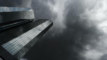 Dunkle Wolken sind über der Zentrale der Deutschen Bank aufgezogen. 
