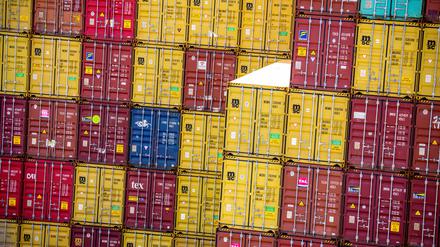Zahlreiche Container stehen auf dem Hafengelände von Eurogate.