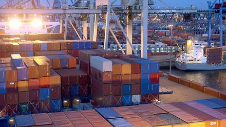 Container im Hamburger Hafen. Die Aussichten für 2012 haben sich leicht eingetrübt.