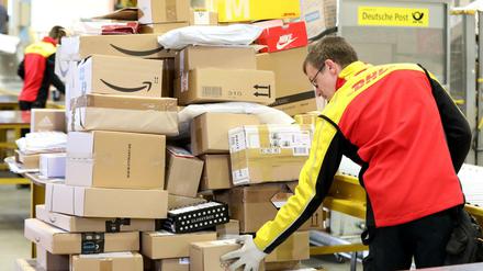 Und wieder zurück: Ein DHL-Mitarbeiter sortiert Pakete in der Zustellbasis der Deutschen Post. 