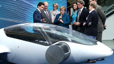 Lufttaxen, hier das Modell eVTOL, könnten bald Alltag sein. Kanzlerin Angela Merkel und ihre Ministerinnen und Minister Peter Altmaier, Anja Karliczek (alle CDU) sowie Dorothee Bär und Andreas Scheuer (beide CSU) schauen noch skeptisch. 