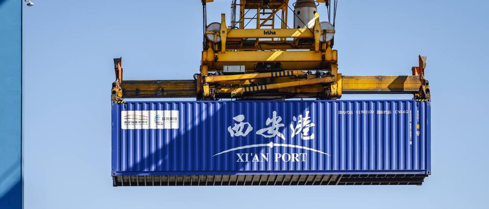 Ein Container aus China im Duisburger Hafen.