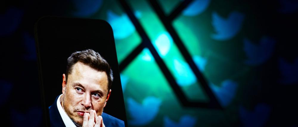 Elon Musk ist auf dem Bildschirm eines mobilen Geräts mit dem X-Logo im Hintergrund zu sehen (Illustation).