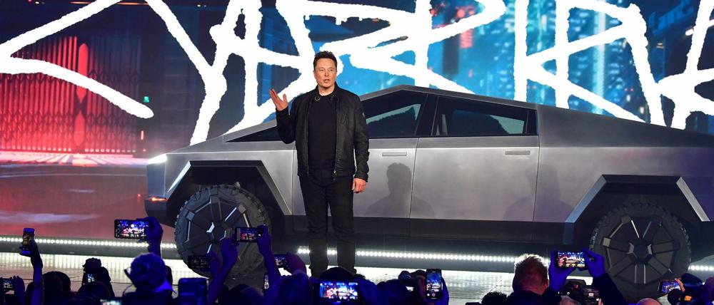 Tesla-Chef Elon Musk bei der Vorstellung des futuristisch aussehenden Elektro-Pickups Cybertruck.