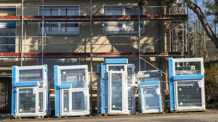 Energetische Sanierung von Wohnhäusern, älteres Mehrfamilienhaus ist eingerüstet, bekommt eine Wärmedämmung und neue Fenster, Deutschland