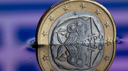 Der Wert des Euro sinkt weiter. Vor allem wegen der Lage in Griechenland.