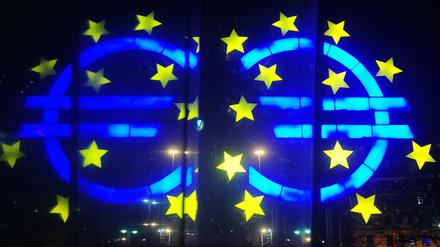 Die Euro-Skulptur spiegelt sich in Frankfurt am Main vor der Europäischen Zentralbank (EZB) in einer Scheibe. 