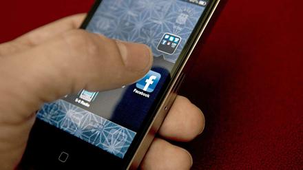 Rauf aufs Handy. Die Vermarktungsmöglichkeiten auf mobilen Geräten sind für Facebook und seine Konkurrenz entscheidende Kenngrößen.