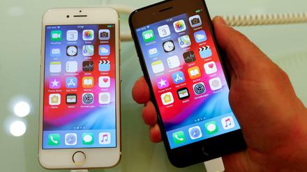 Ein iPhone 7 und ein iPhone 8.