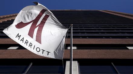 Marriott hat nun gute Chancen, in der Bieterschlacht um die Starwood-Hotelkette endgültig zu triumphieren. Hier die Marriott-Flagge am Eingang des New Yorker Marriott-Hotels in Manhattan. 