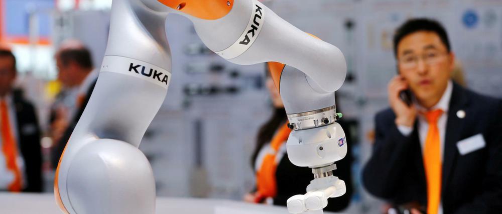 Ein Roboter-Arm von Kuka. Dass das Augsburger Unternehmen von einer chinesischen Firma übernommen wurde, gefällt nicht jedem.