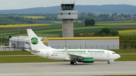 Eine Boeing 737-700 der Germania Fluggesellschaft 2014 am Flughafen Kassel-Calden in Hessen.