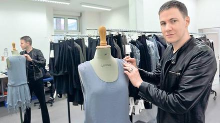 Geschafft. Der Modesdesigner Carl Tillessen ist Mitgründer des Labels „Firma“. Mit einem eigenen Laden hat sich das Unternehmen viel Zeit gelassen. Foto: Paul Zinken