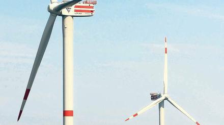 Mitten im Meer. Bis zum Jahr 2012 sollen die Anlagen vor der deutschen Küste zehn Gigawatt Strom bringen. Der Markt wächst schneller, als Fachkräfte nachkommen. Foto: dpa