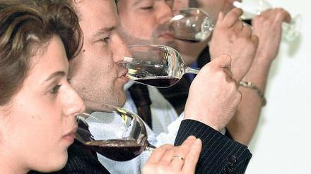 Trinken lernen. Voraussetzung für die Ausbildung zum „Weinkellner“ ist in der Regel ein Beruf oder Erfahrung in der Hotelbranche. 