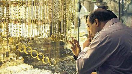 Glänzende Aussichten, nicht nur auf diesem Basar in Teheran. Die Türken freuen sich derzeit über enorme Goldlieferungen in den Iran. Dadurch sieht die Außenhandelsbilanz der Türkei besser aus, und die Kuriere machen prächtige Geschäfte.