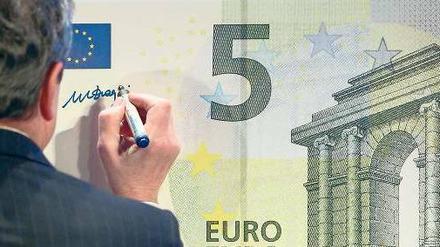 Nur echt mit Unterschrift. EZB-Präsident Draghi setzt seine Signatur auf eine gigantische Fünf-Euro-Note. Ab Mai soll es neue Scheine geben. 