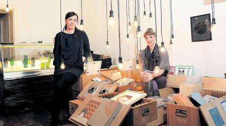 Aus der Kiste. Die Schwestern Jenny (links) und Chrish Klose verkaufen in ihrem Pop-up-Store selbst produzierte Kladden, Blöcke und Karten. 
