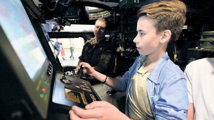 Jugend trainiert. Jaro (13) probiert einen Spähpanzer der Bundeswehr aus, die sich auf der Messe neben Unternehmen wie Aldi Nord als Arbeitgeber präsentiert.