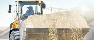 Einmal volladen, bitte. Wegen steigender Bodenpreise und langwieriger Genehmigungsverfahren für Abbauflächen droht in Deutschland ein Lieferengpass für Sand. Das könnte die Preise in der Bauwirtschaft weiter in die Höhe treiben. 