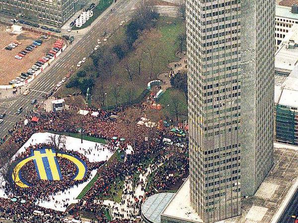 Am 1. Januar 1999, ein halbes Jahr nach Start der Europäischen Zentralbank, feierten Tausende Menschen in Frankfurt die Einführung des Euro. 