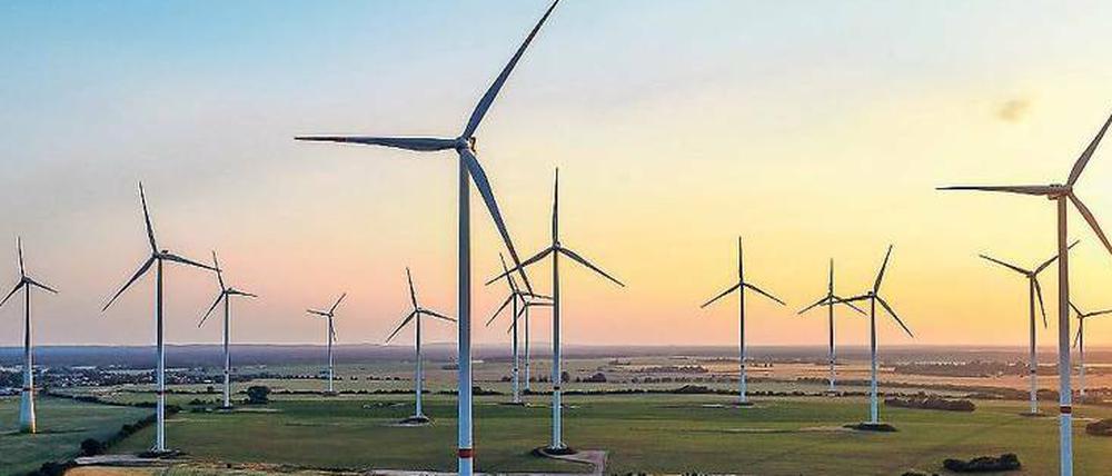 Mehr als die Hälfte des Ökostroms hierzulande erzeugt der Wind. Und zwar ganz überwiegend auf dem Land, wo im vergangenen Jahr 1800 neue Windräder aufgestellt wurden. Foto: dpa