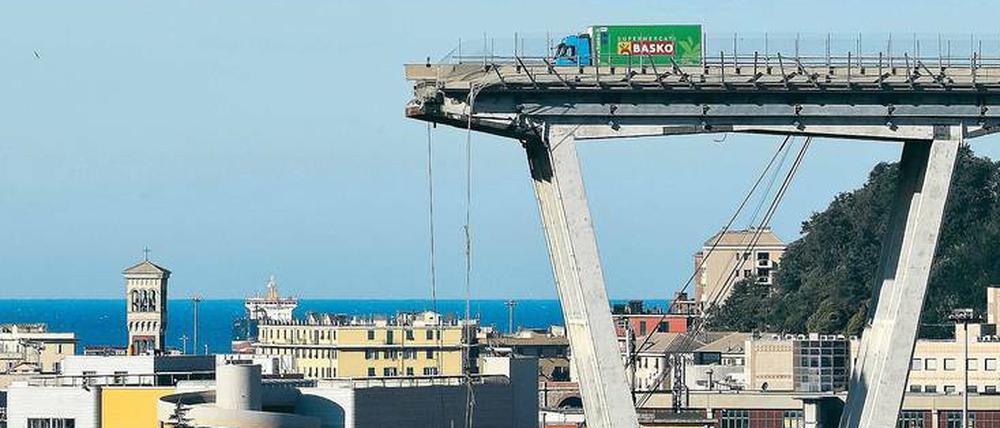 Doppelt getroffen. Nach dem Einsturz der wichtigen Autobahnbrücke im August richteten in den vergangenen Tagen heftige Stürme große Schäden im Hafen der italienischen Stadt Genua an.