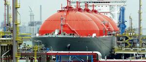 Ein LNG-Frachter löscht das Flüssiggas in Rotterdam, dem größten europäischen Frachthafen.